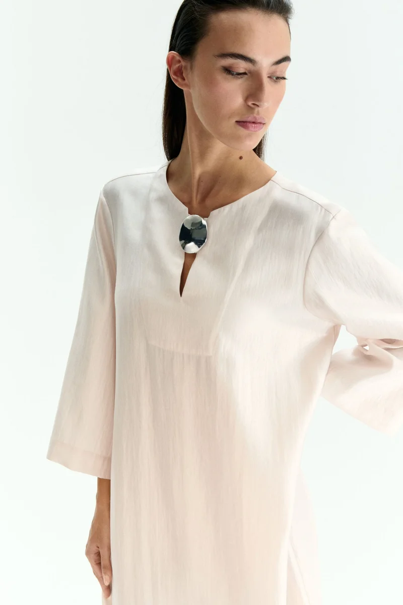 اتش اند ام فستان بتصميم قفطان بزخرفة معدنية